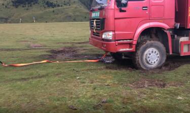 藏族美女援救遇困大卡车