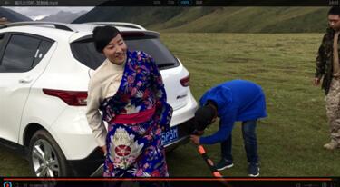 藏族美女援救遇困大卡车