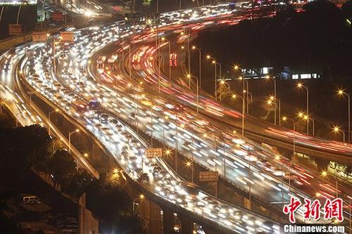 资料图：大批车辆行驶在南京一处高架桥上。 <a target='_blank' data-cke-saved-href='http://www.chinanews.com/' href='http://www.chinanews.com/'><p align=