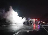 司机违规私改氙灯小轿车高速自燃剩下空壳