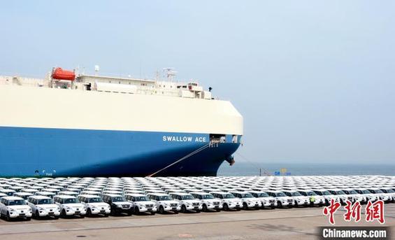 图为平行进口汽车集体“亮相”天津港码头。天津港保税区管委会供图 　摄