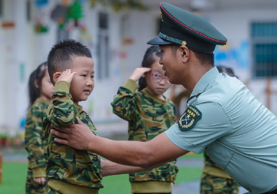 9月7日 ，孩子们在教官的指导下学习敬礼。新华社记者 徐昱 摄