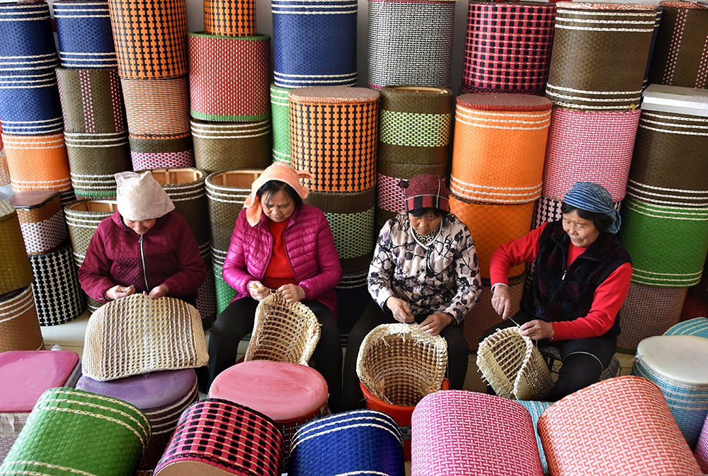 山东省沂源县悦庄镇西悦庄村的农家妇女在加工草编制品（3月6日摄）。