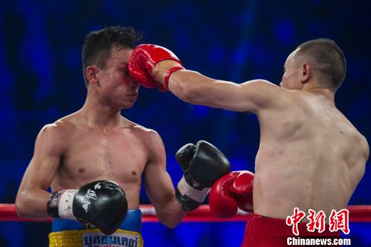 熊朝忠击败比自己小9岁的泰国拳手潘亚，获得WBA105磅世界拳王挑战者资格。　韦亮 摄