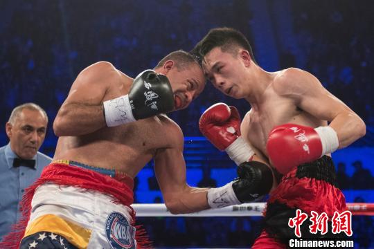 当晚在WBA羽量级国际冠军金腰带冠军资格赛上，目前中国综合排名第一的23岁拳手徐灿与委内瑞拉名将瑟米诺展开激烈对决。　韦亮 摄