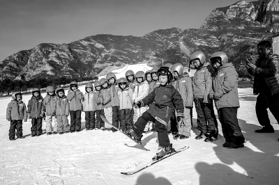 上百滑雪爱好者延庆试身手 6岁滑雪神童当教练