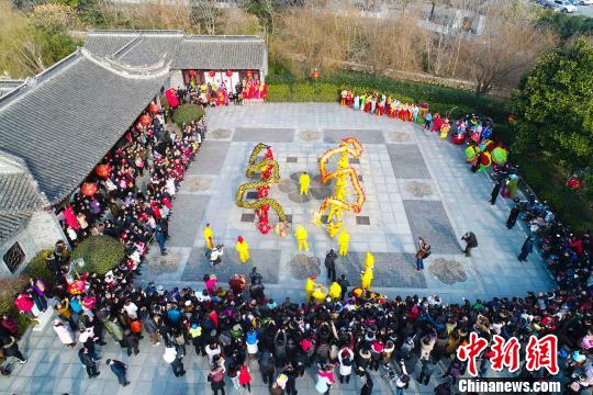 （新春见闻）江苏泰州数万民众享文化大餐