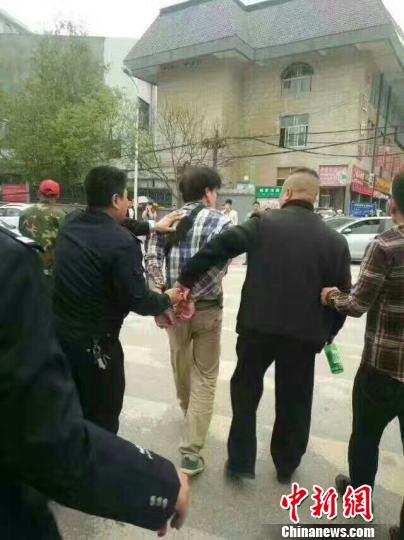 陕西延安大学一学生在校门口被捅伤嫌疑人被控制