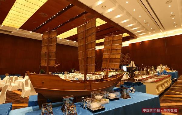 宴会厅里的帆船模型。中国青年报·中青在线记者 李建泉/摄