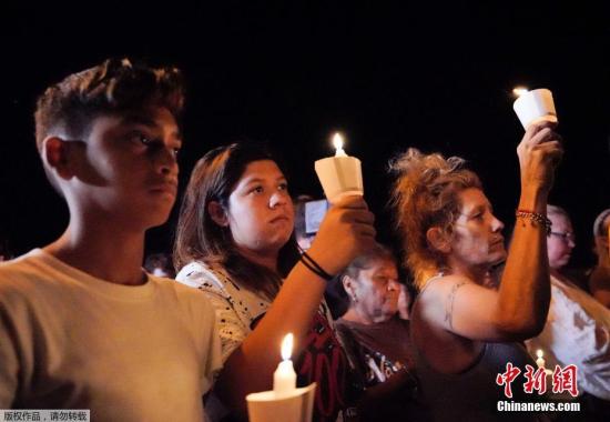 当地时间11月5日，美国得克萨斯州南部一处教堂发生枪击事件，造成数十人死伤。事件发生后，当地民众手持烛光，为遇难者默哀。