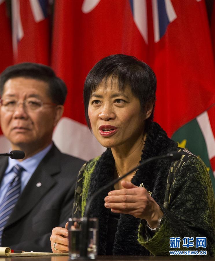 12月5日，在位于加拿大多伦多的安大略省议会，华裔省议员黄素梅（右）在新闻发布会上发言。