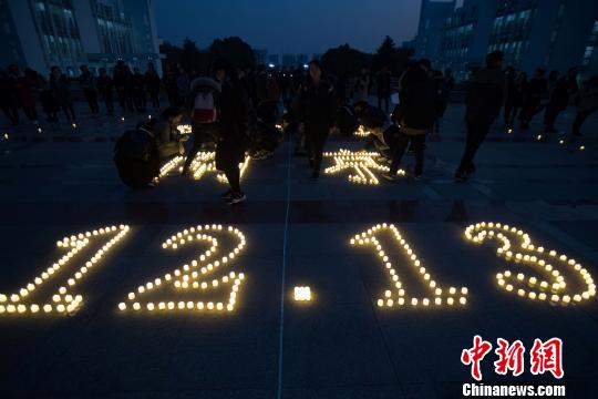 南京高校学子点亮千支蜡烛追思历史许愿和平
