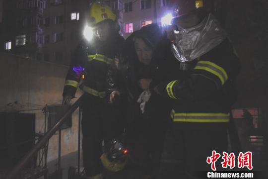 哈尔滨一居民楼道起火消防救援：15分钟8人脱险