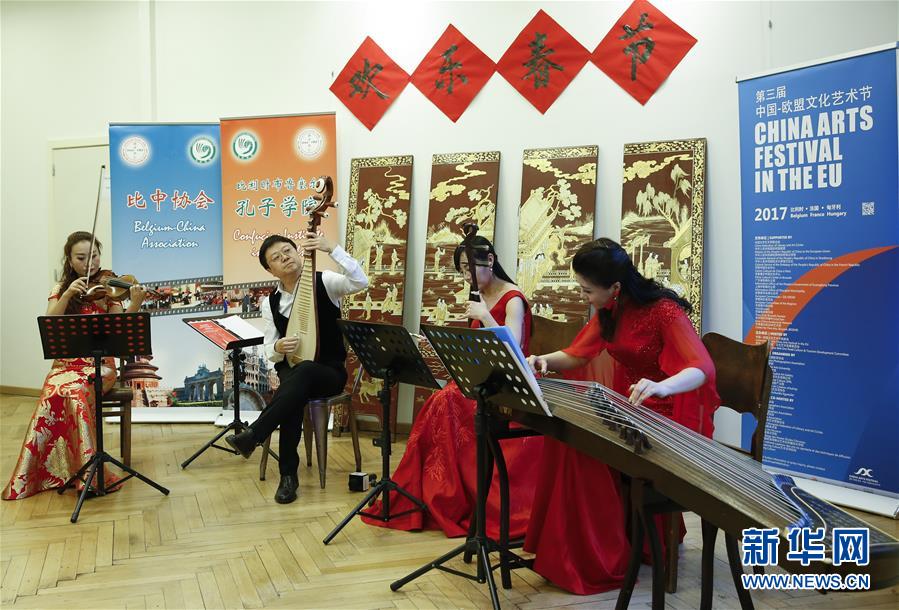 2月3日，小提琴演奏家李新星、琵琶演奏家涂善祥、二胡演奏家白玉和古筝演奏家张蓓（从左至右）在演奏。