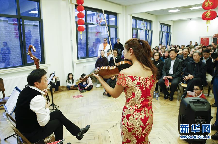 2月3日，在比利时布鲁塞尔孔子学院，琵琶演奏家涂善祥（前左）和小提琴演奏家李新星（前右）在演奏。