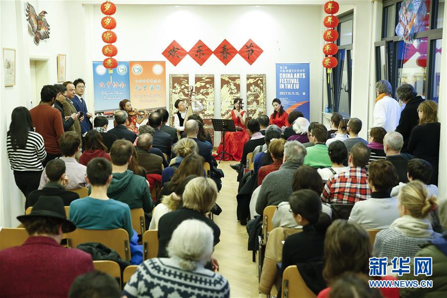 2月3日，在比利时布鲁塞尔孔子学院，观众欣赏中国民乐。