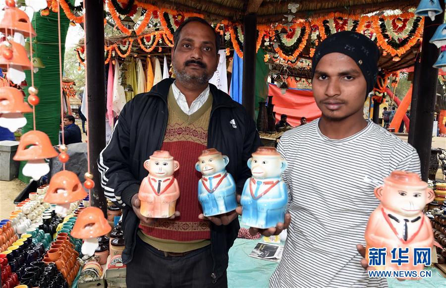 2月6日，在印度哈里亚纳邦，两名男子展示陶瓷制品。