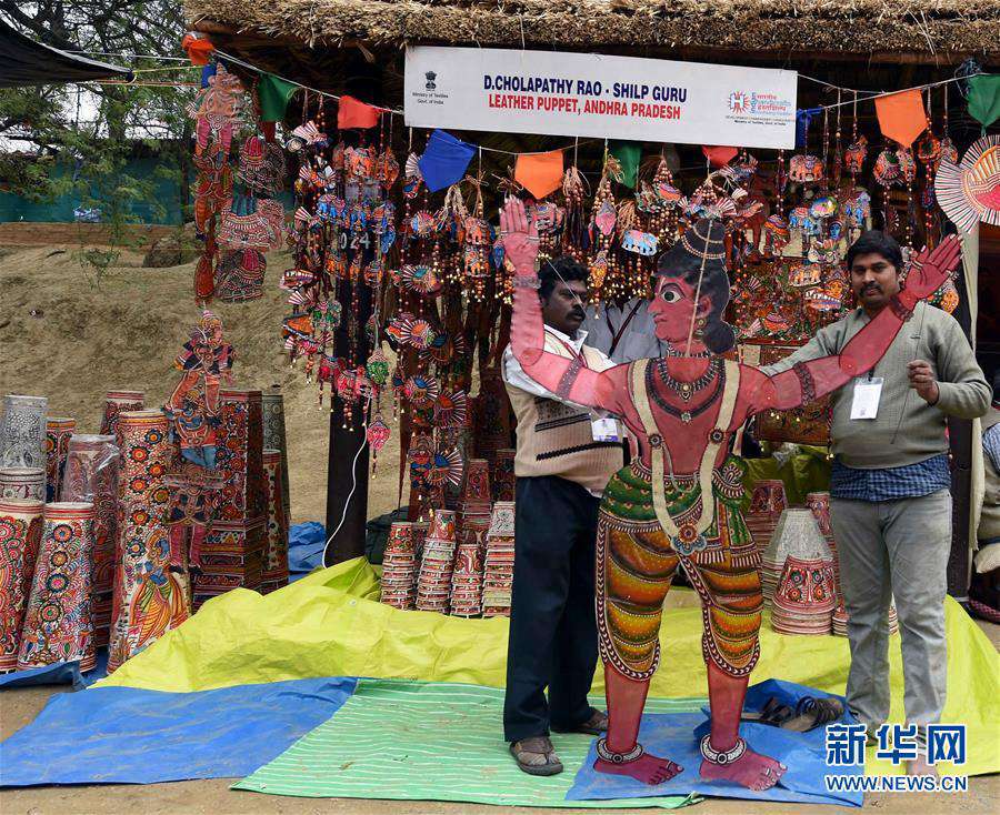 2月6日，在印度哈里亚纳邦，两名手工艺人展示皮影。