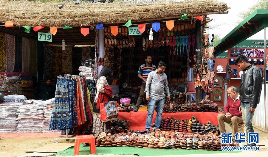 2月6日，在印度哈里亚纳邦，手工艺人展示特色鞋子。