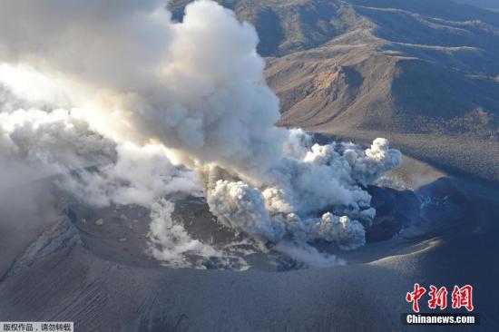 日本新燃岳火山爆发性喷发 中领馆吁加强避险