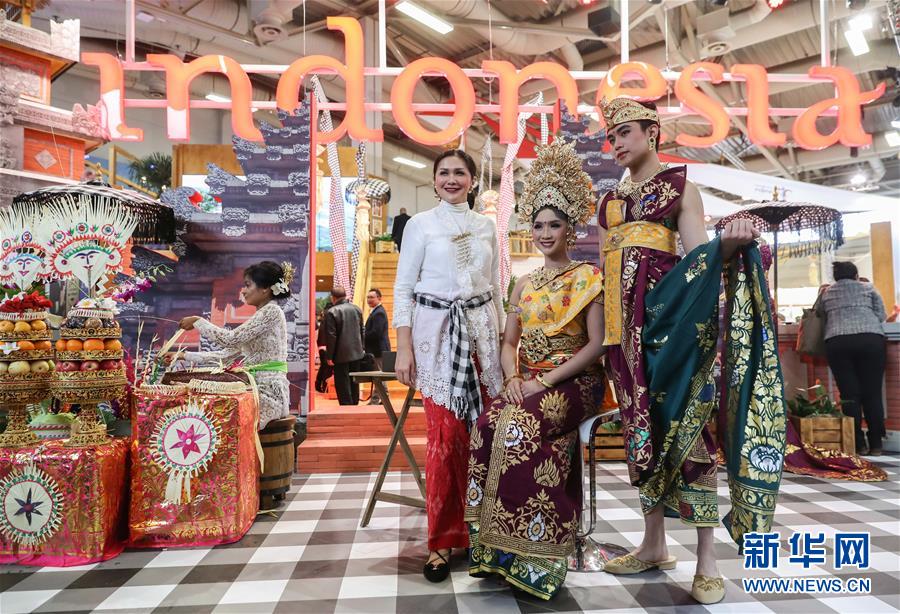 3月7日，在德国首都柏林举行的国际旅游交易会上，身着传统服饰的工作人员在印度尼西亚展区合影。