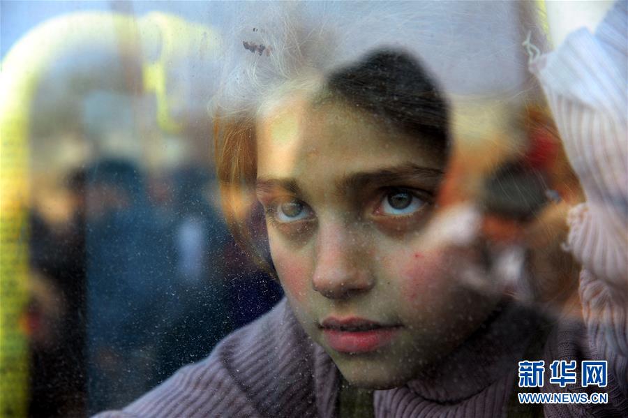 3月15日，在叙利亚大马士革东郊，一名女孩乘车前往政府军控制区安置点。