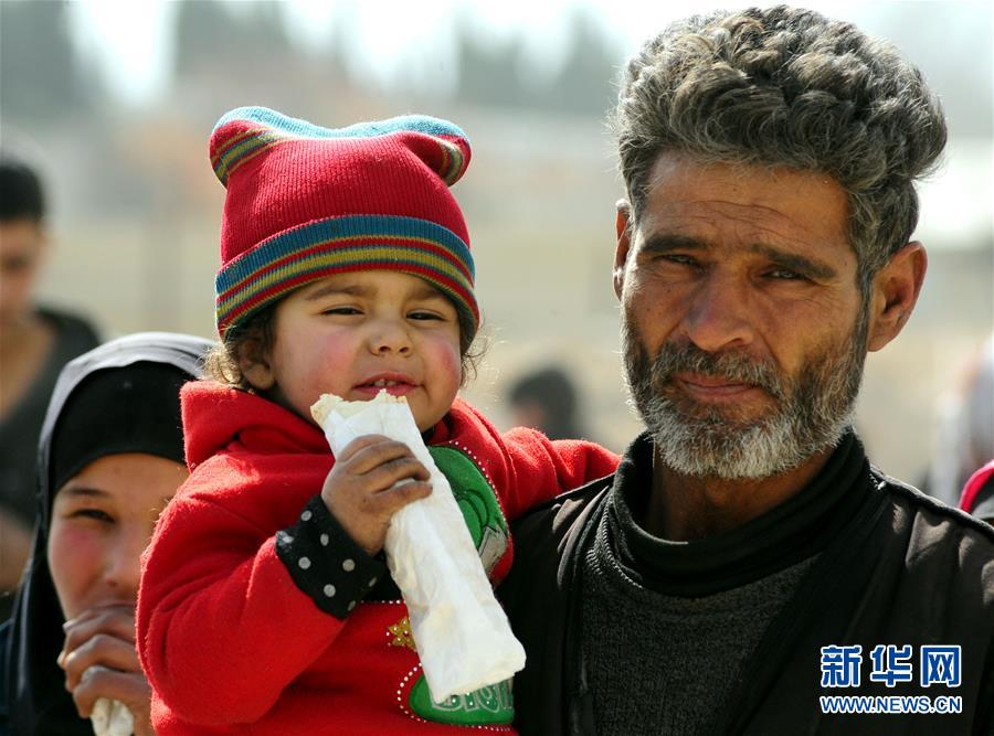3月15日，在叙利亚大马士革东郊，被困平民从东古塔地区撤离。
