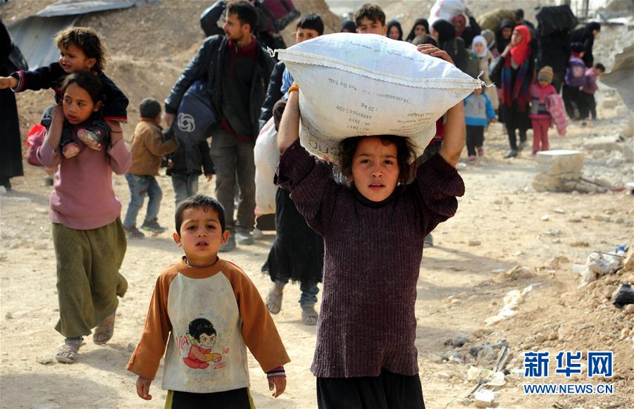 3月15日，在叙利亚大马士革东郊，被困平民从东古塔地区撤离。