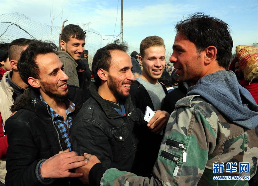 3月15日，在叙利亚大马士革东郊，撤离平民与政府军士兵交谈。