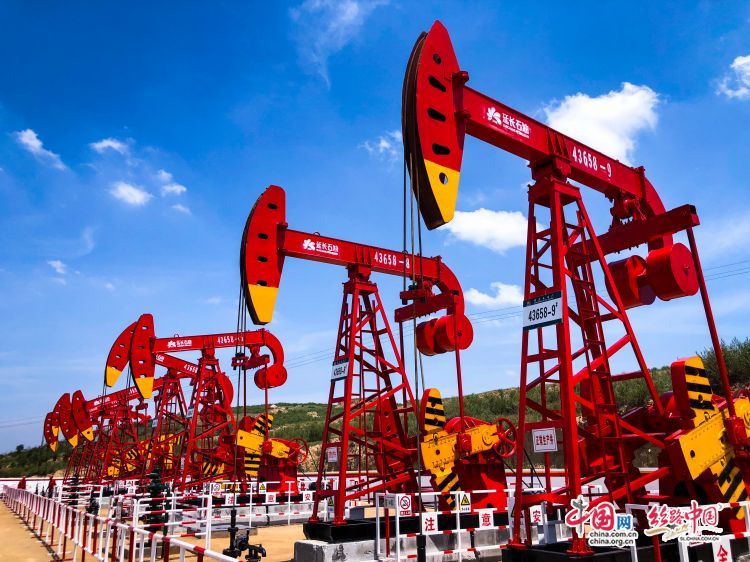 延长石油集团靖边采油厂采油4大队井场作业场景。（吴凯哲 摄）