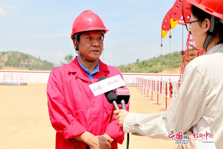 延长石油靖边采油厂油田公司总地质师郑忠文接受记者采访。（安鑫 摄）