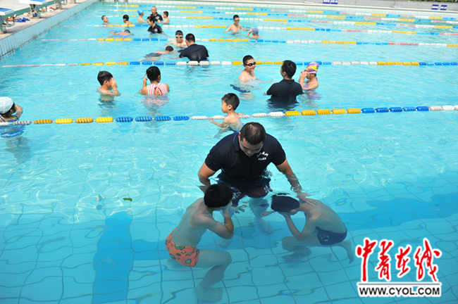 重庆民警为中小学生详解溺水处理秘笈