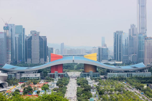 建设者重返深圳地标见证改革开放40年伟大成就