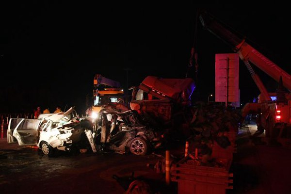 兰海高速兰州南收费站发生交通事故 已有14人死亡