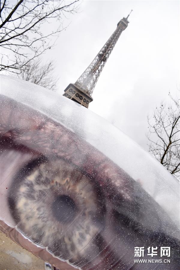 （XHDW）（2）中国女艺术家在法国巴黎上演“一千只眼睛”行为艺术