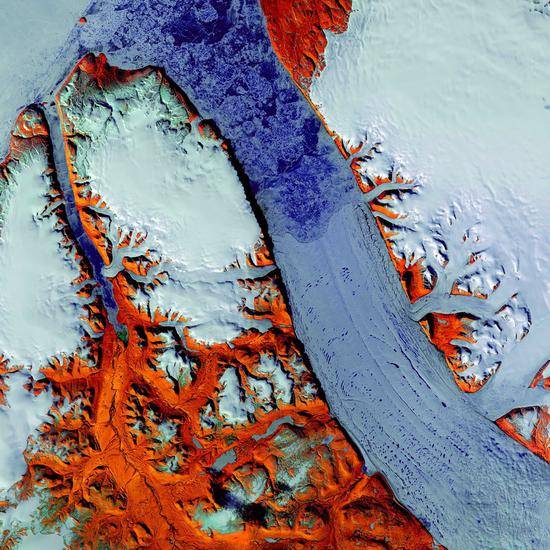 彼得曼冰川，拍摄于格陵兰岛西北岸上空。