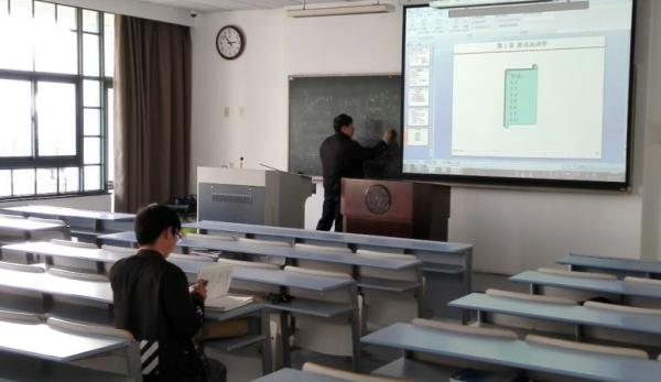 面对仅有一名学生的课堂，浙大物理学教授依然激情澎湃授课