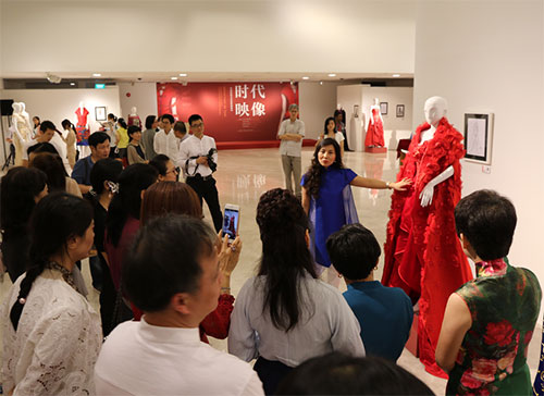 嘉宾参观新加坡中国文化中心“时代映像——中国时装艺术精品展”展览作品