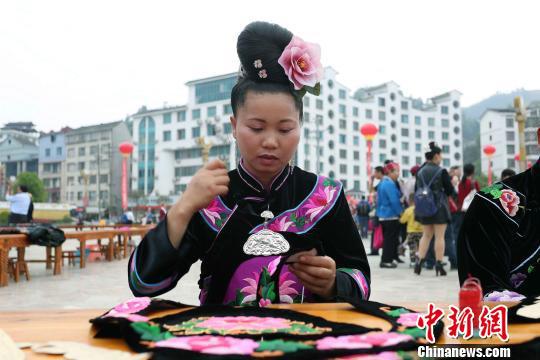 4月9日，千名绣娘在贵州省台江县秀眉广场共织画卷。　张鸿 摄