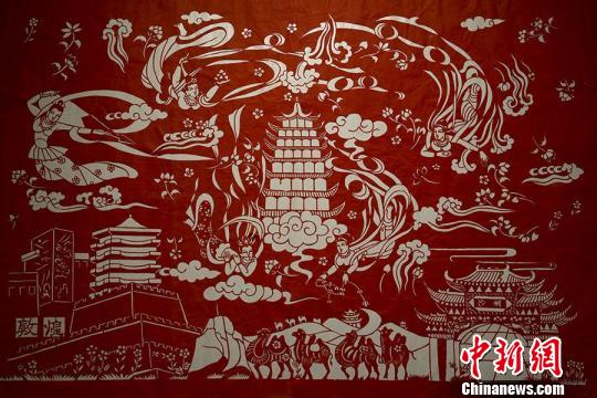 图为何克风剪纸作品《飞天的故乡 孙志军 摄
