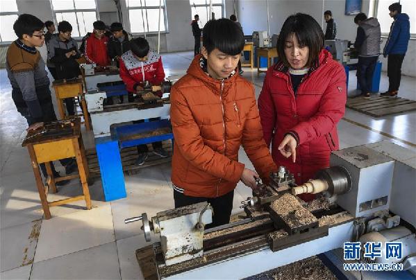 12月7日,学员们在河北省枣强县职业技术教育中心学习车床加工技术.