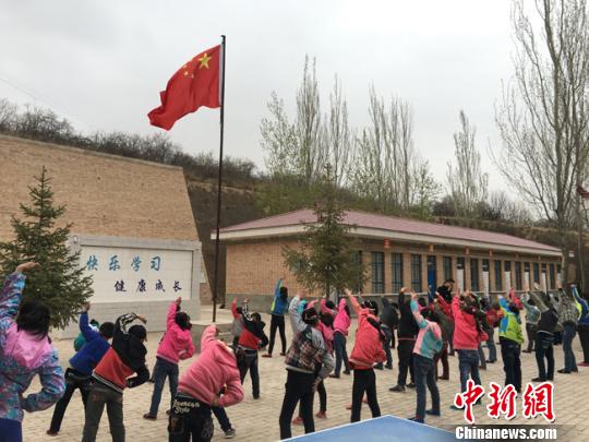甘肃庆阳“90后”教师激活乡村小学引学生返乡上学