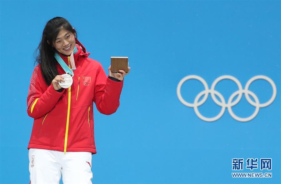 （冬奥会·领奖台）（2）单板滑雪——女子U型场地：刘佳宇参加颁奖仪式 