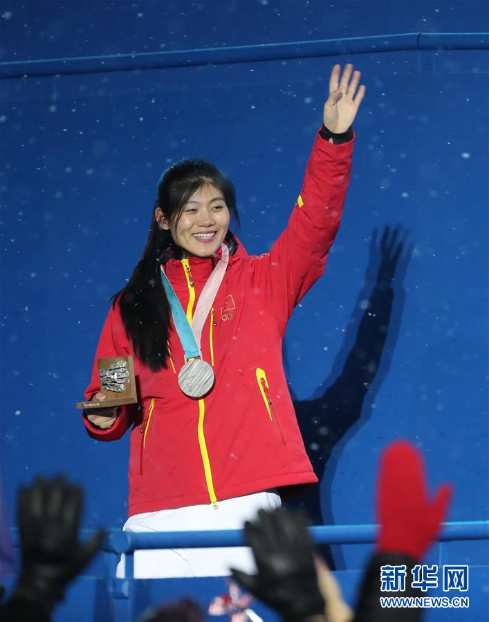 （冬奥会·领奖台）（3）单板滑雪——女子U型场地：刘佳宇参加颁奖仪式 