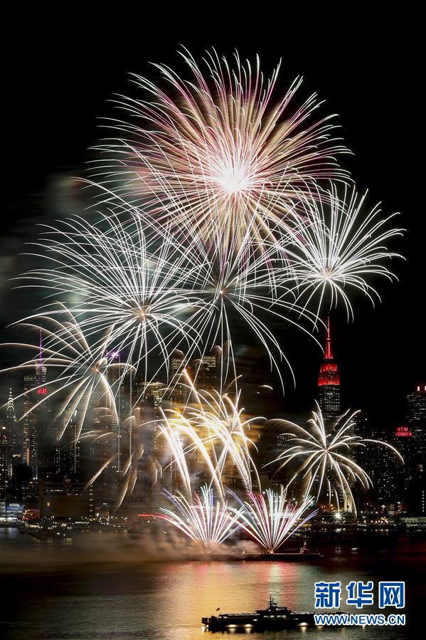 （国际）（3）纽约燃放焰火庆祝中国春节