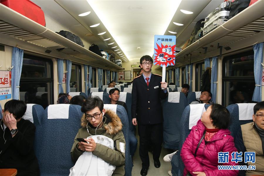 （新春走基层）（5）向家的反方向出发——Z99次列车员的春节坚守