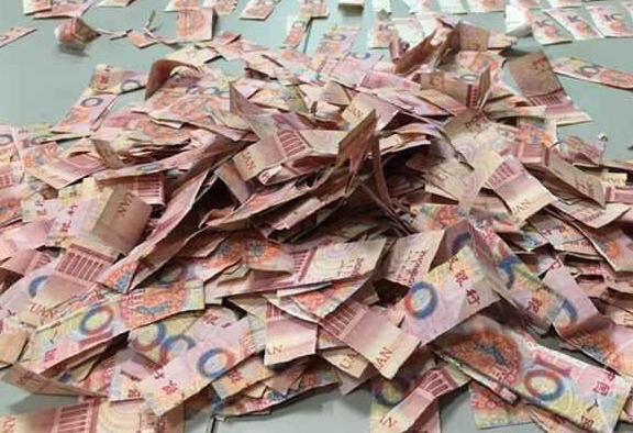  老人 精神病发作 撕碎4万多元  银行员工加班拼凑