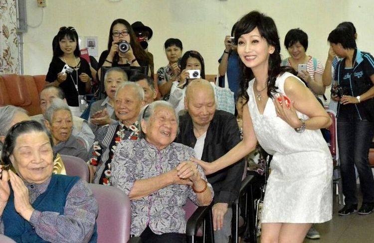 61岁赵雅芝探望同龄老人引唏嘘:不要沦为大多