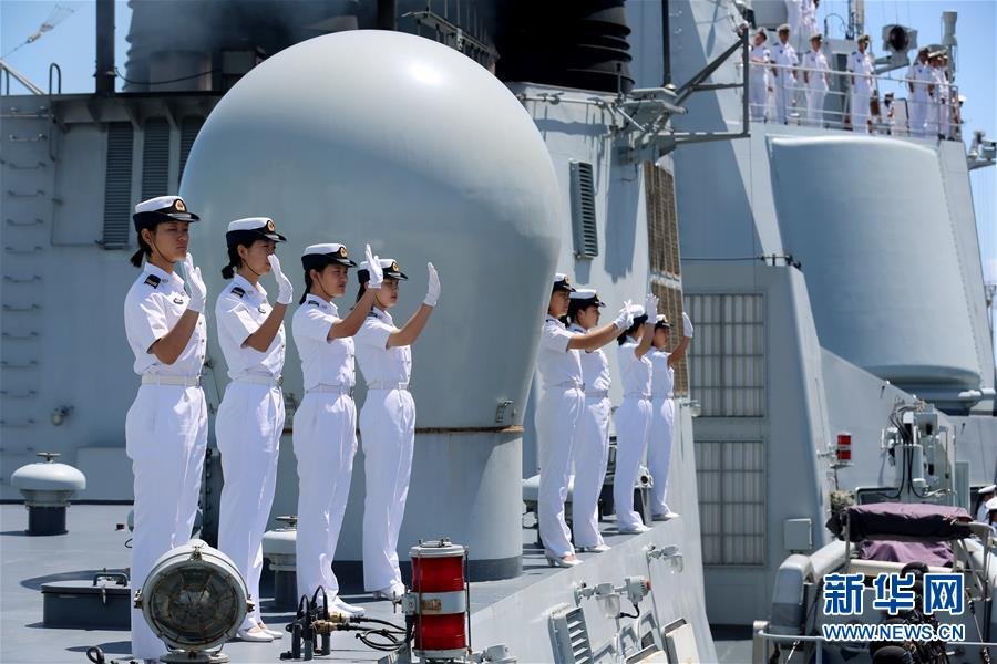 我国海军舰艇编队抵澳补给休整 女兵招手