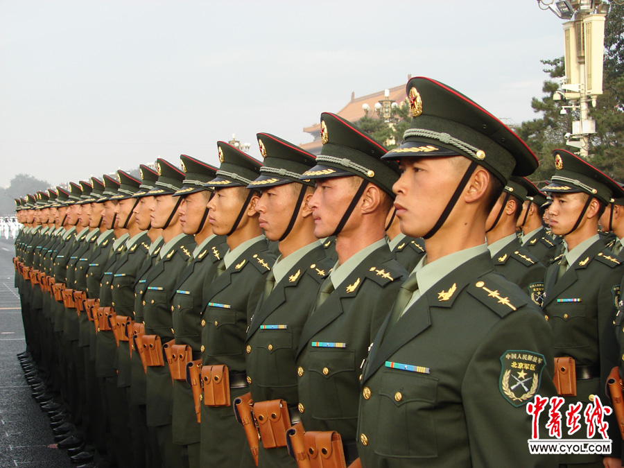 2009年,杜宏(前排右二)参加国庆60周年阅兵.